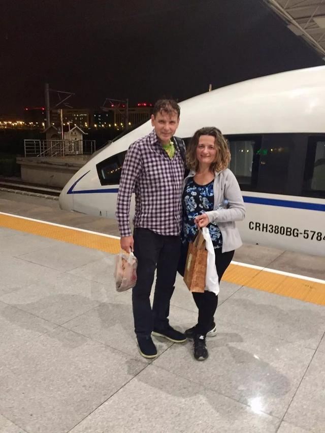 馬里奧和妻子在中國(guó)高鐵前合影.jpg